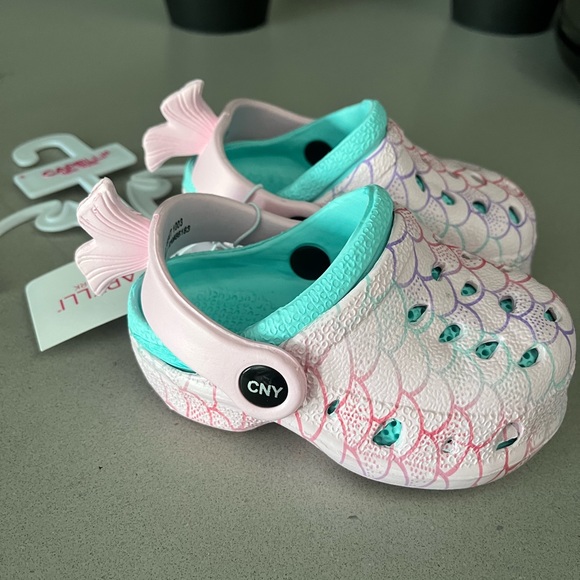 | NWT | Hurley 3-piece bathing suit set size 2T with toddler size 5 sandals - Picture 7 of 8